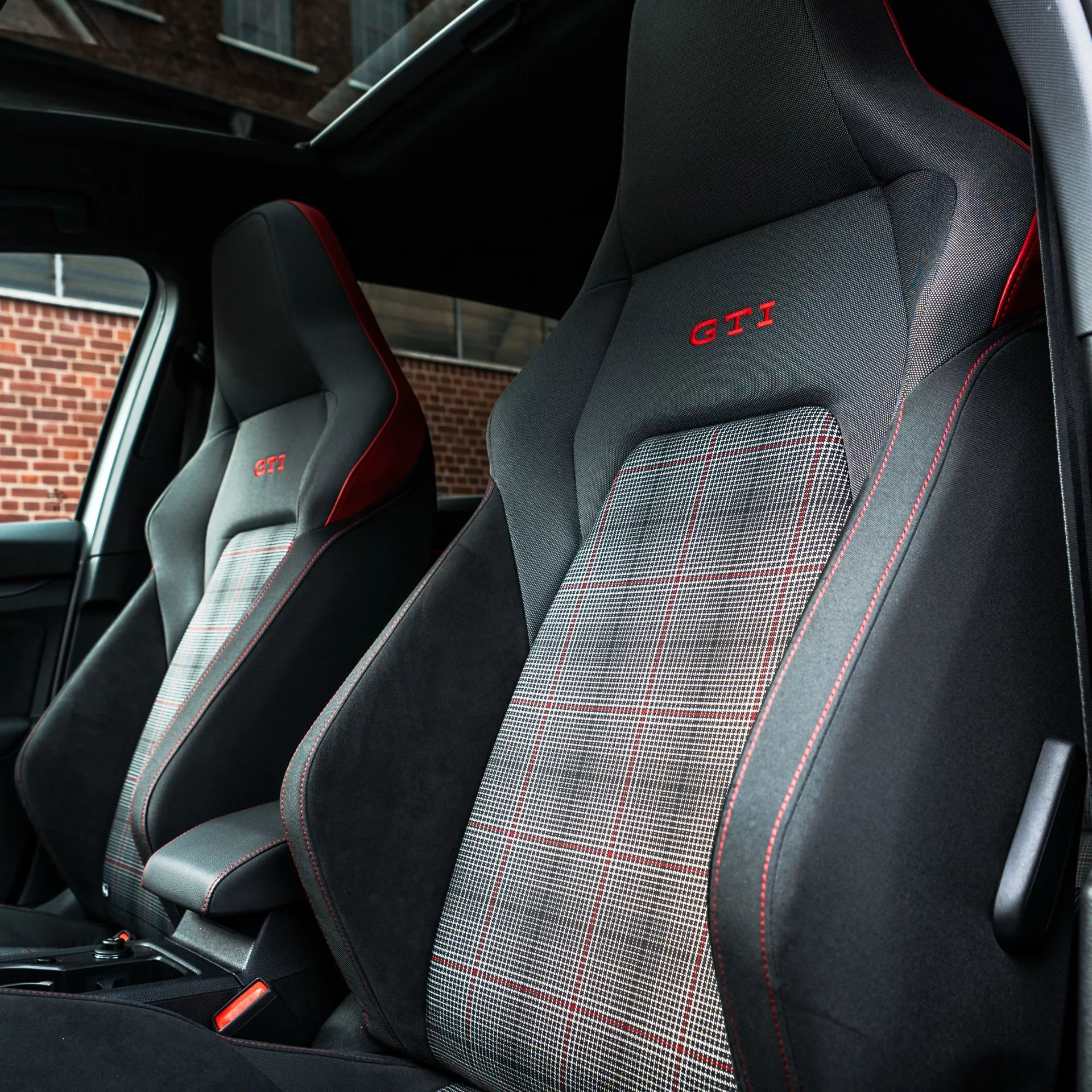 Golf 8 GTI Facelift Innenraum mit Sportsitzen mieten.