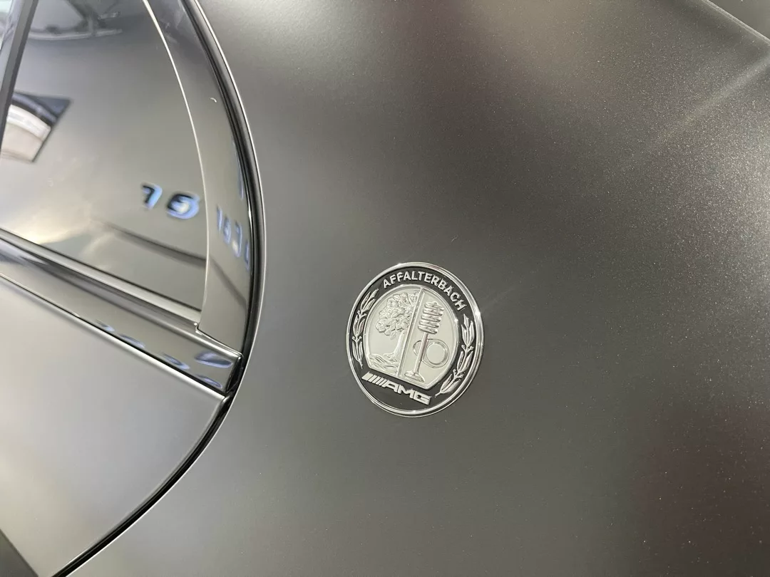 Mercedes E63s Final Edition Nahaufnahme Logo mieten