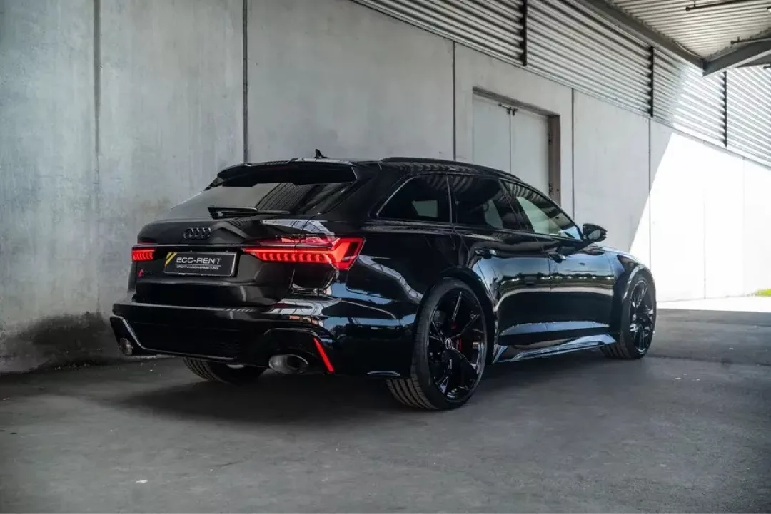 Schwarzer Audi RS6 Kombi in einer Garage geparkt.