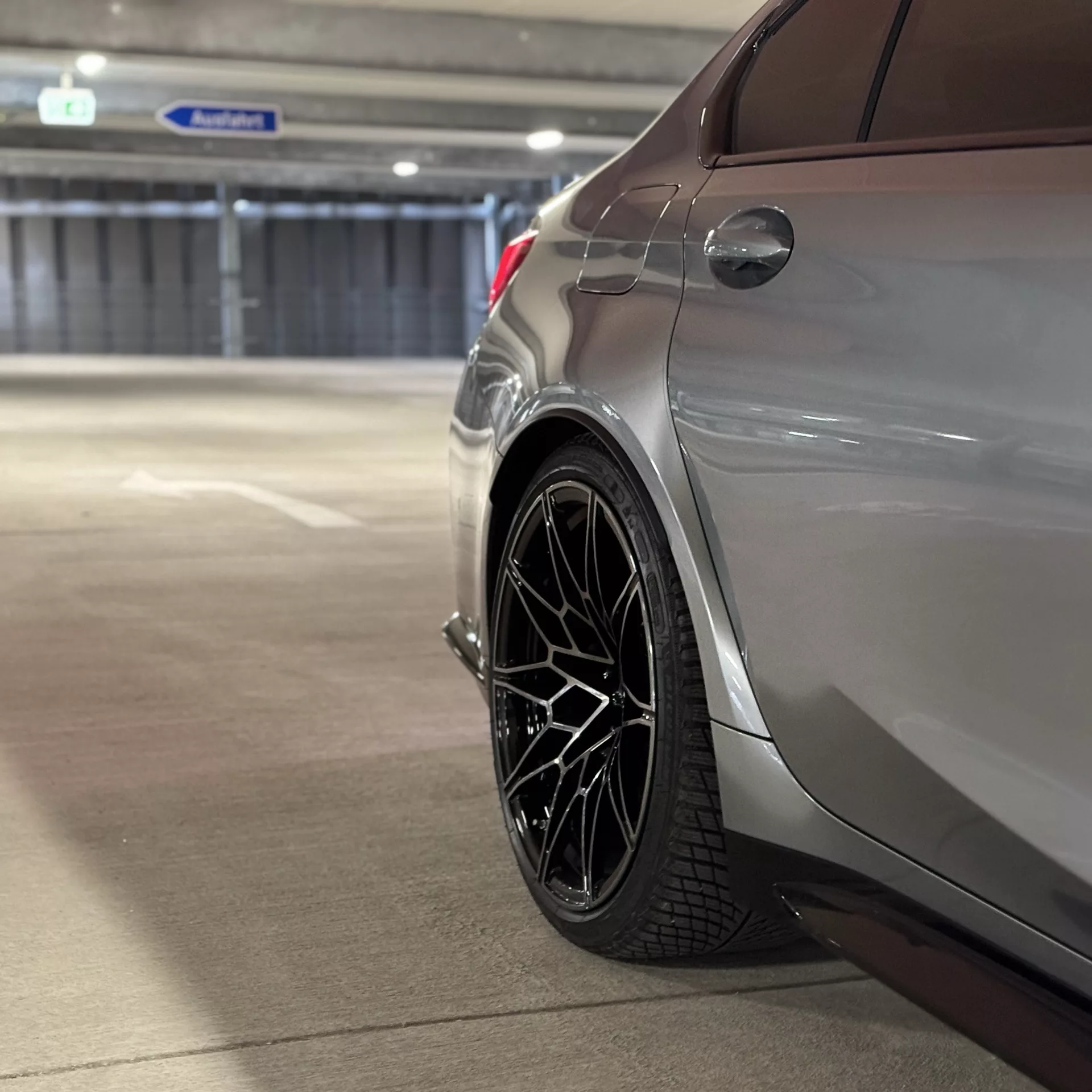 BMW M3 Competition XDrive in Grau, Detailansicht Felge, mieten.
