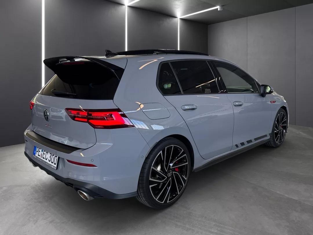 Golf 8 GTI Clubsport in Grau Heckansicht mieten
