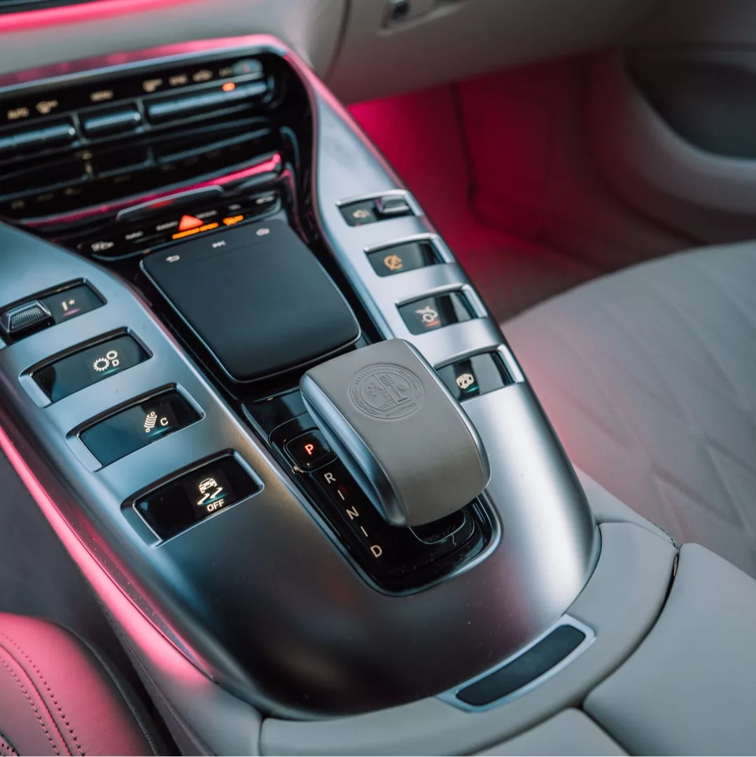Mercedes-AMG GT 63 Innenraum Automatikhebel mit Beleuchtung mieten