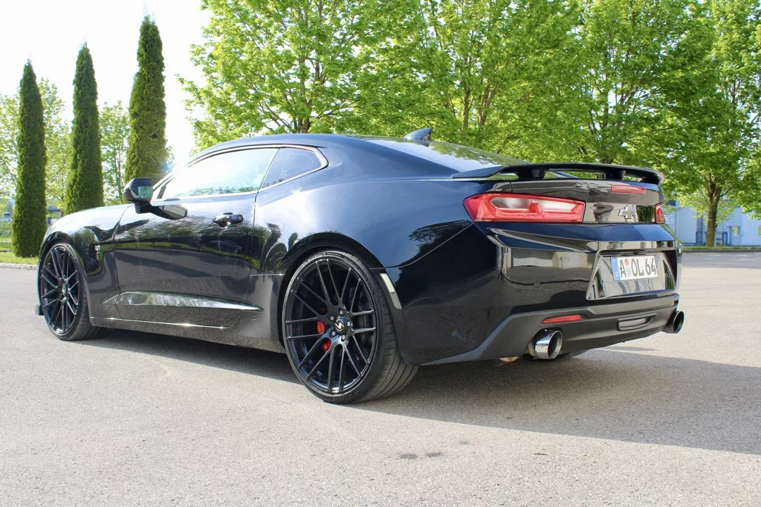 Chevrolet Camaro 6.2 V8 Customkingz in Schwarz von hinten mieten.