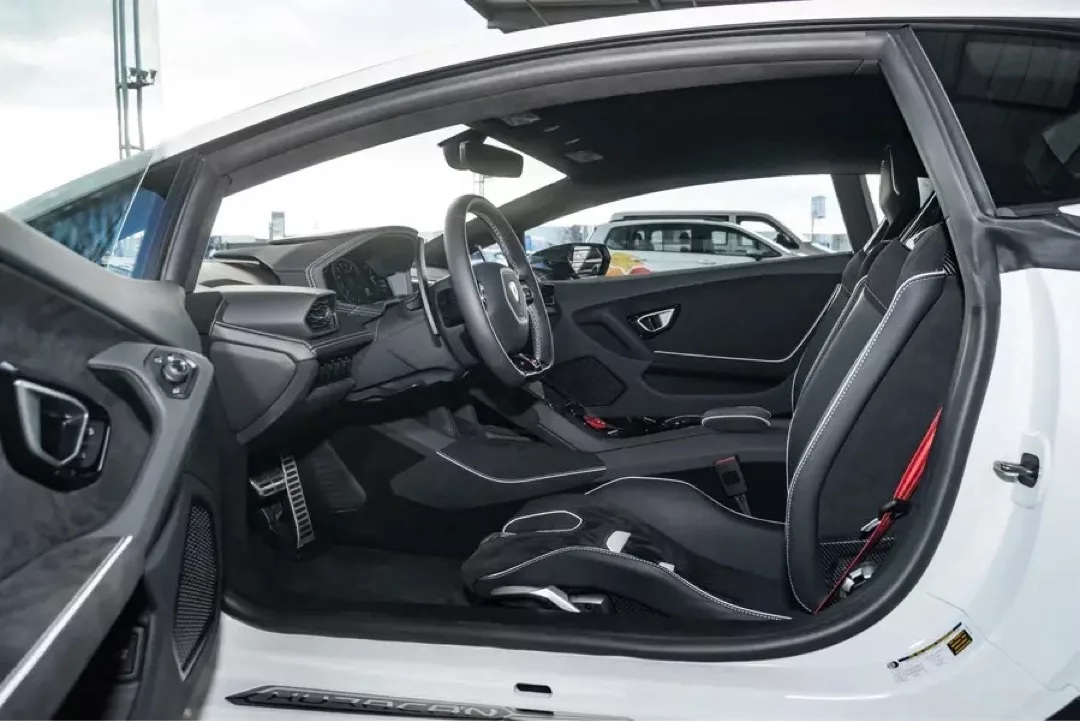 Innenraum eines Lamborghini Huracán EVO mit luxuriöser Ausstattung und sportlichen Sitzen.