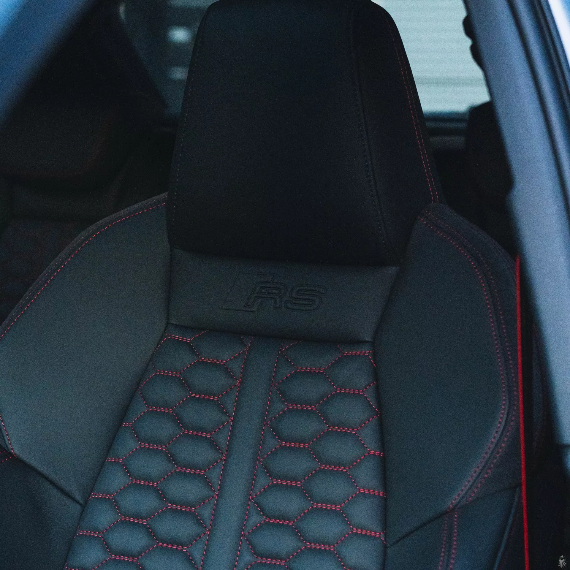 Audi RS3 Sportback mit Sportsitz und roten Nähten mieten.