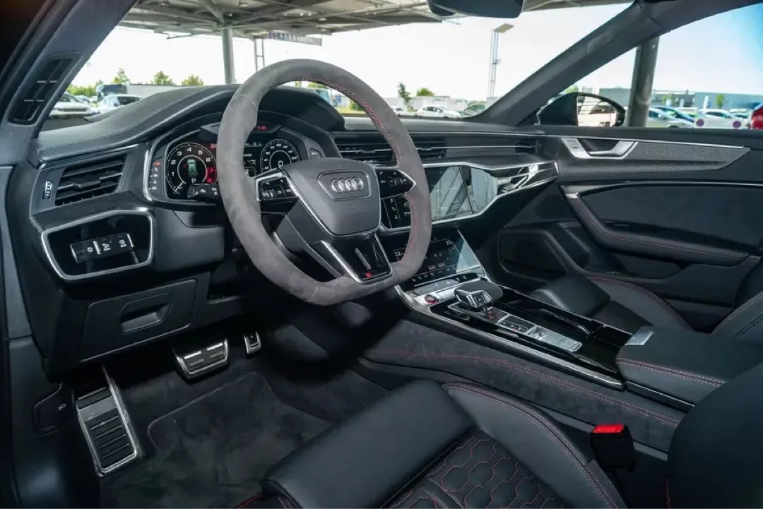 Audi RS6 Innenansicht mit modernem Cockpit und sportlichem Lenkrad.