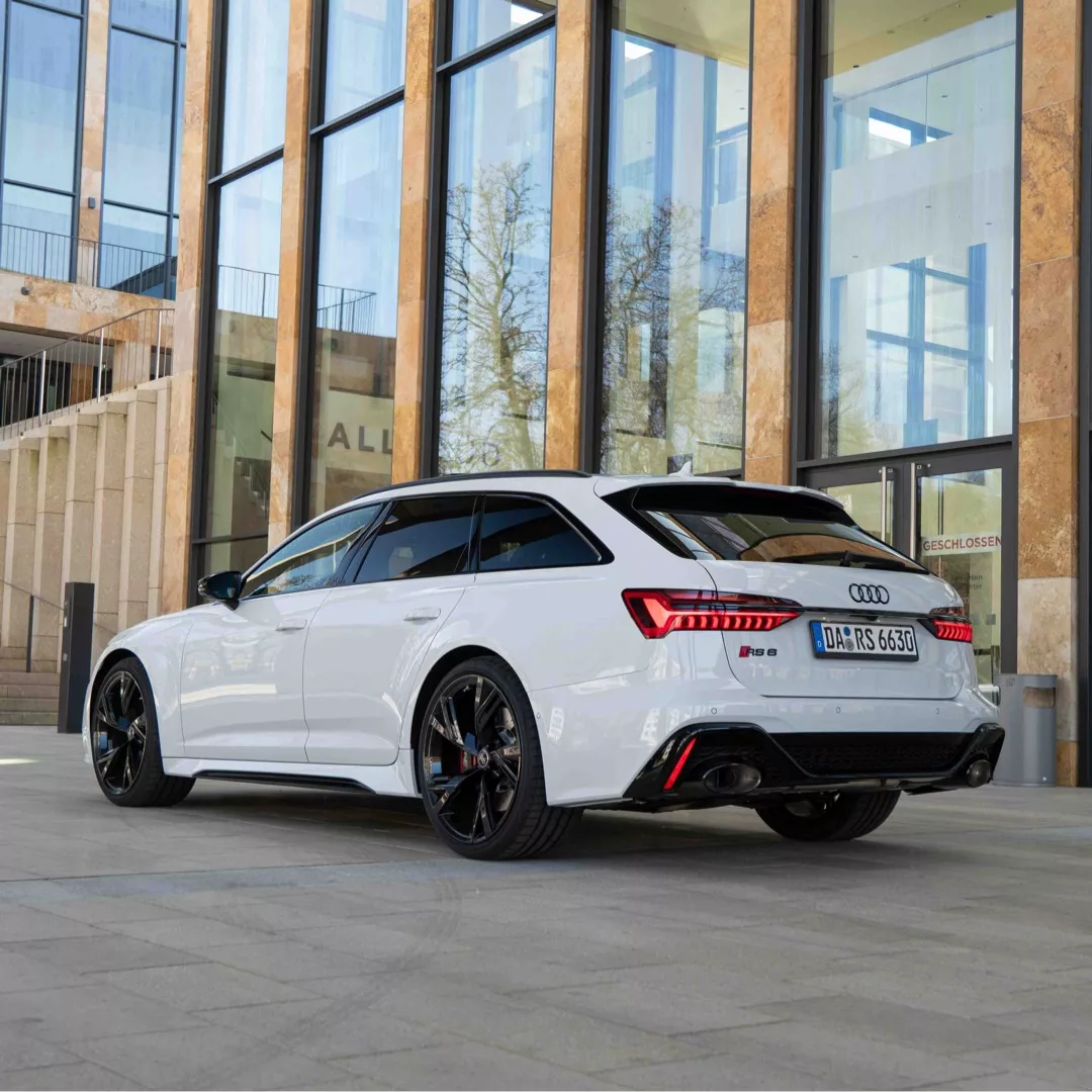 Audi RS6 Performance in Weiß von hinten mieten