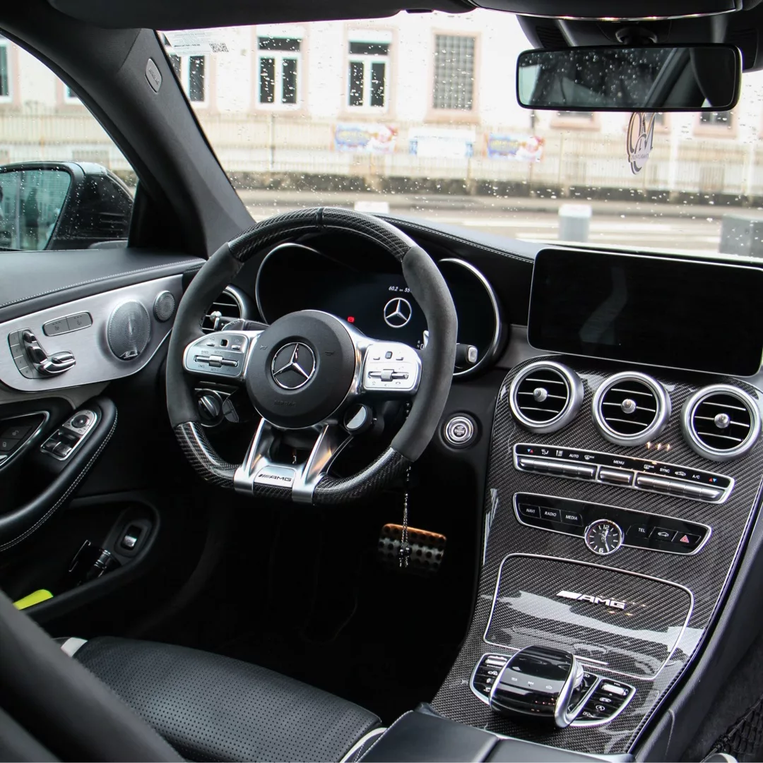 Mercedes-Benz C63s AMG Coupé Innenraum mit Cockpit-Dashboard mieten