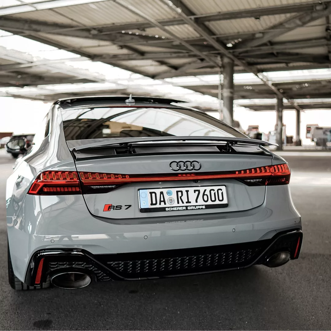 Audi RS7 in Grau von hinten mieten