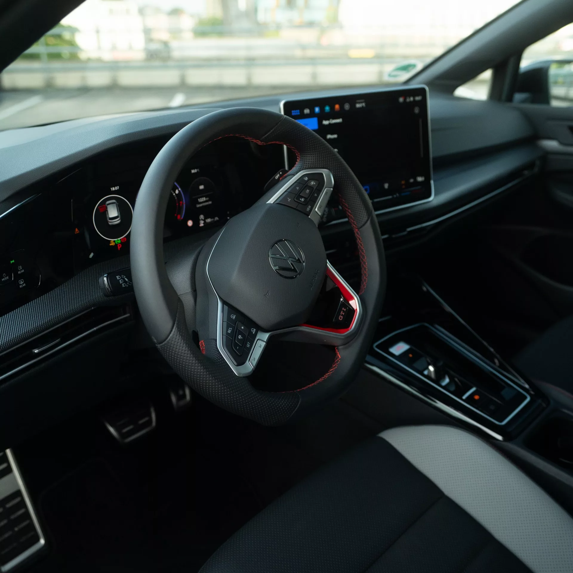 VW Golf GTI Clubsport 2025 mieten - Innenraumansicht mit Lenkrad und Display.