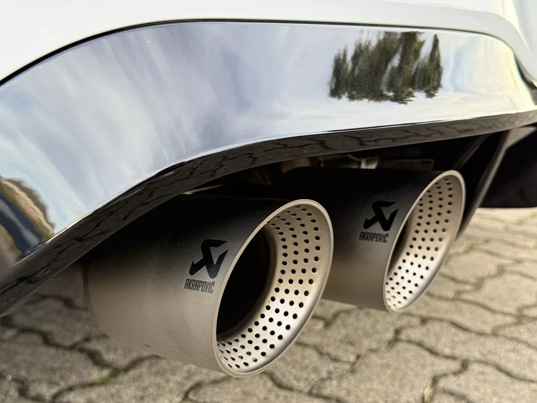Golf 8 R Akrapovic Black Edition Auspuff Detailansicht mieten