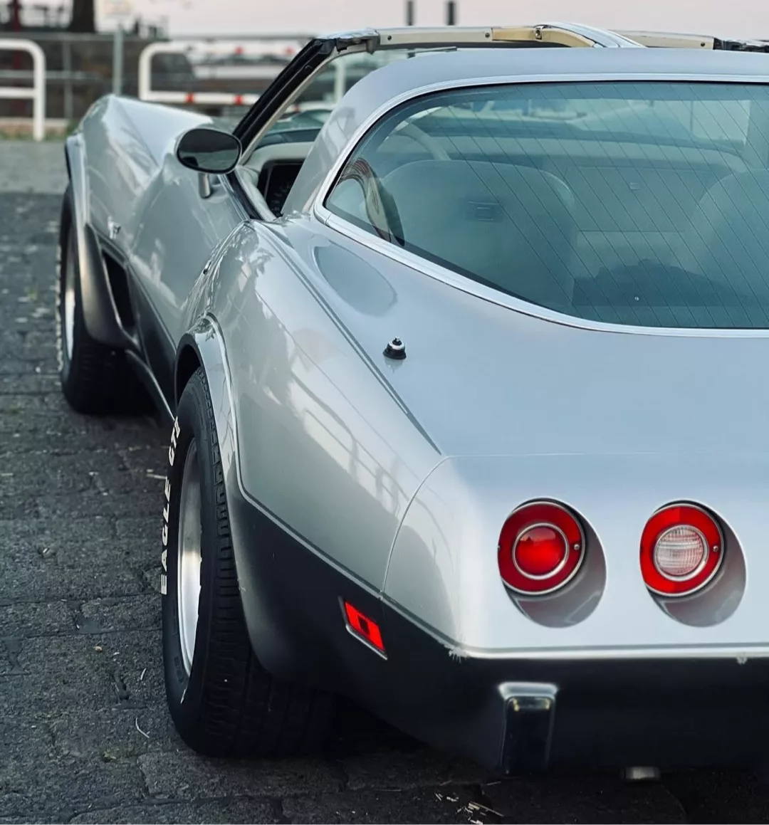 Corvette C3 Anniversary Edition in Silber von hinten mieten.
