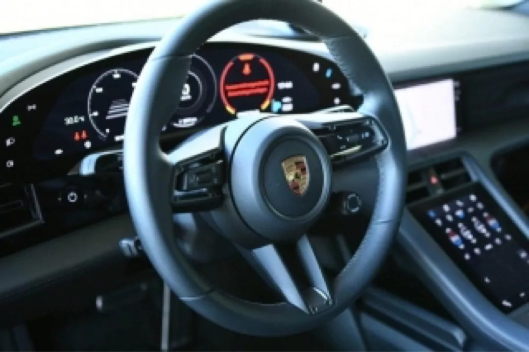 Porsche Taycan Turbo E-Power Cockpit mit Digitaldisplay mieten