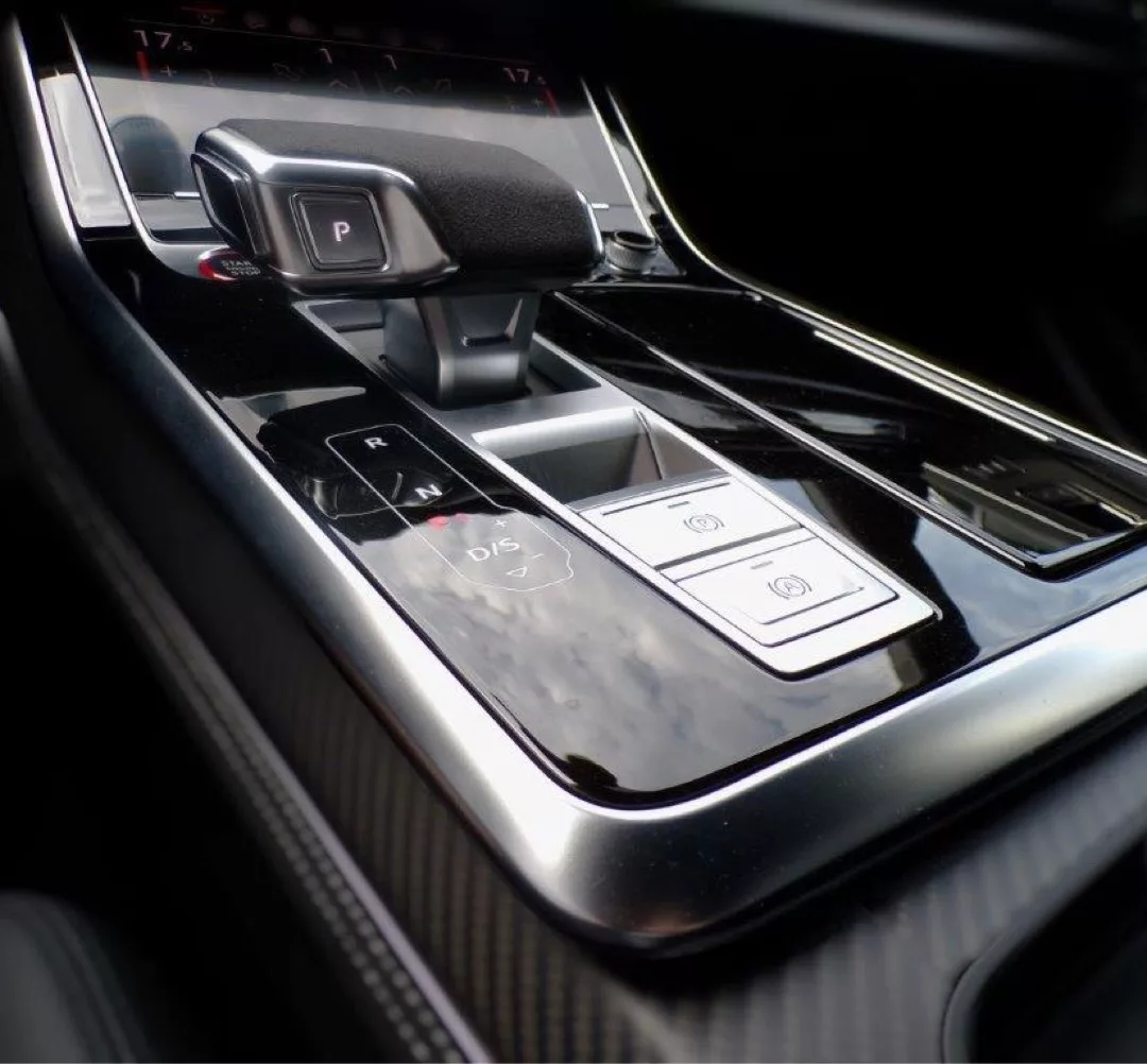 Audi RSQ8 Innenraum mit Schaltknauf und Konsole mieten.