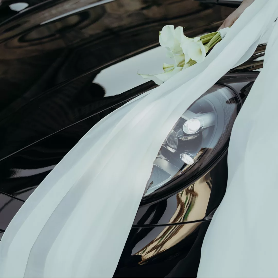 Porsche 911 - 992 - Coupé in Schwarz mit Blumendekor mieten.