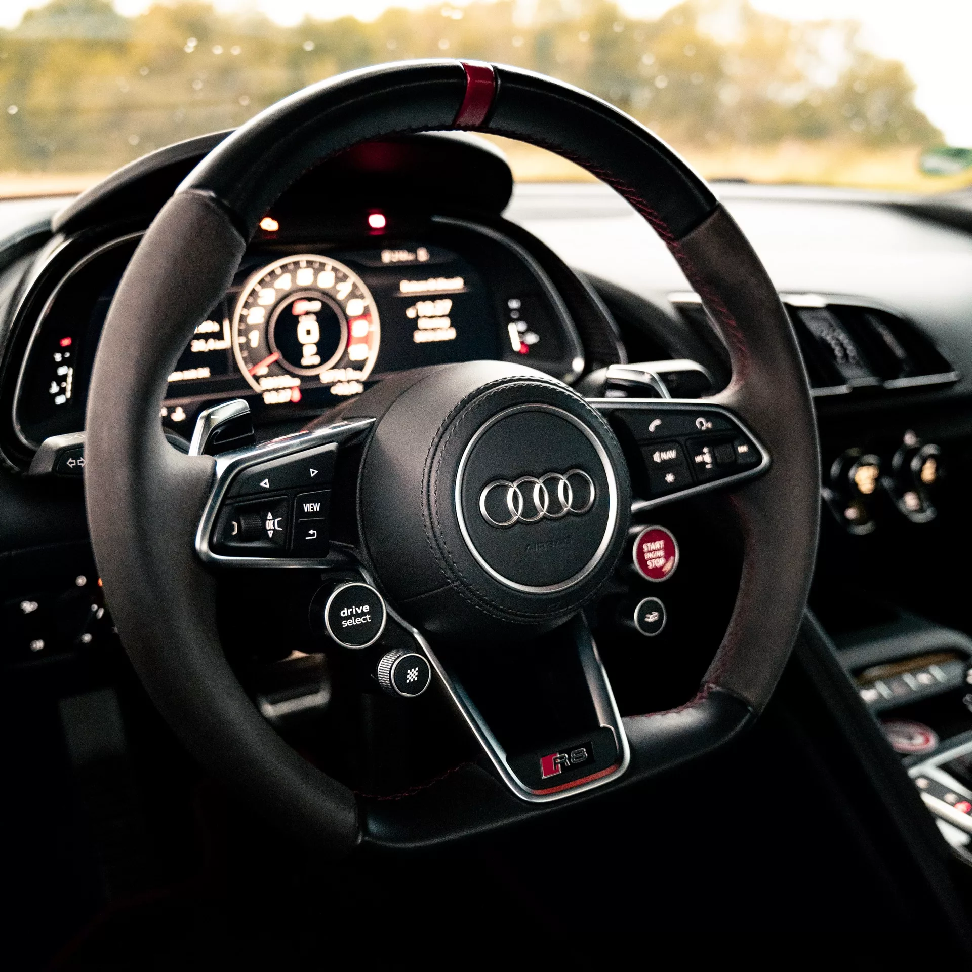Audi R8 Spyder Cockpitansicht mit Lenkrad und Tachometer mieten.