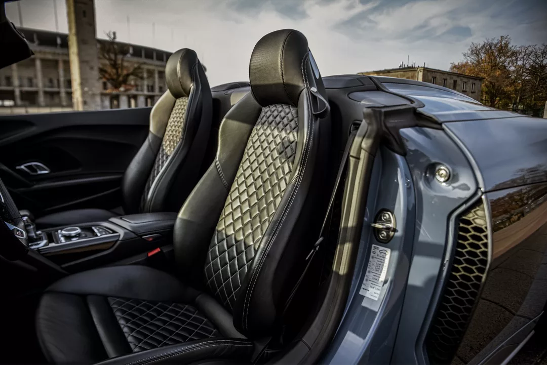 Audi R8 V10 Spyder 2024 Innenraum mit Ledersitzen mieten