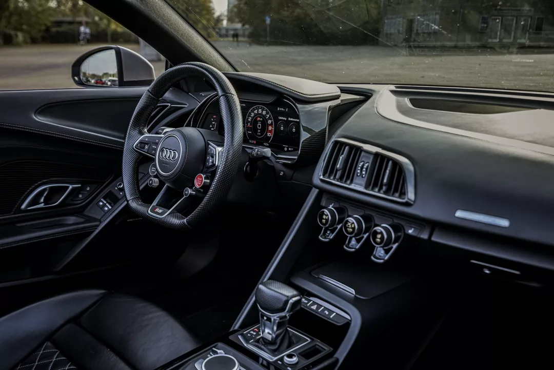 Audi R8 V10 Spyder Cockpit mit Lederausstattung mieten