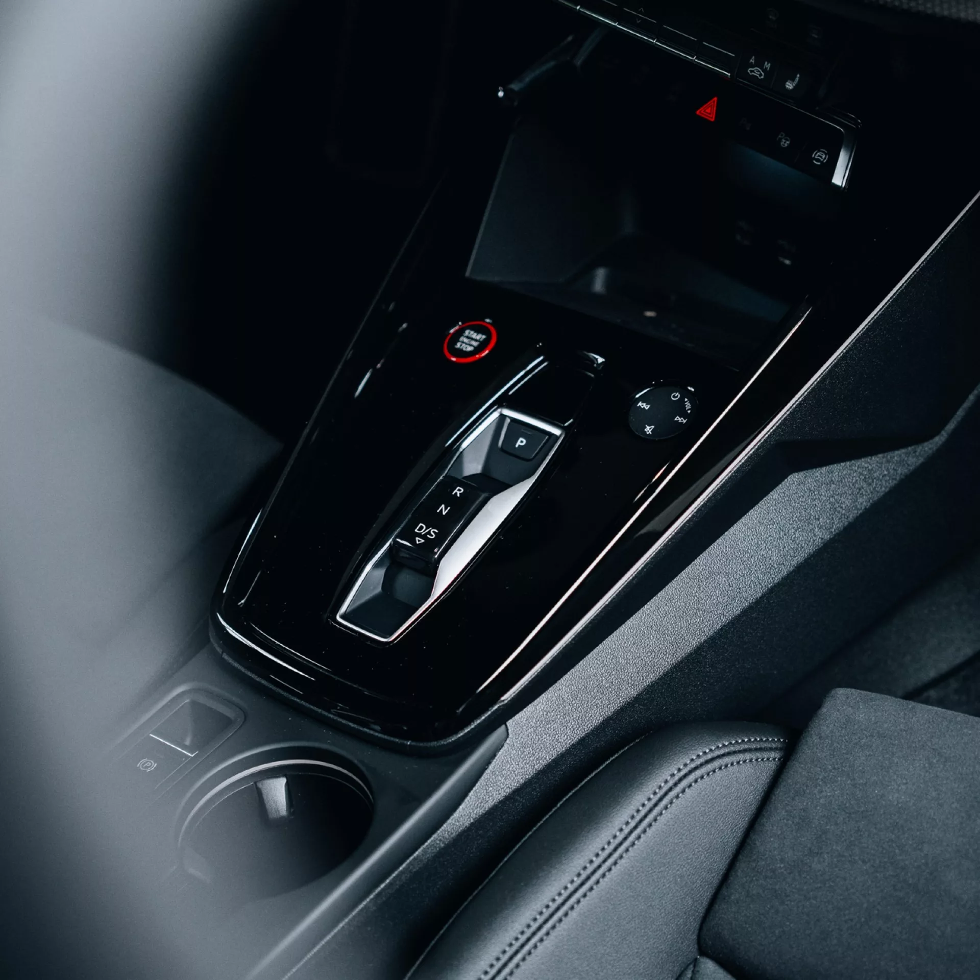 AUDI RS3 Limousine 2025 Facelift Innenraum Mittelkonsole mieten.