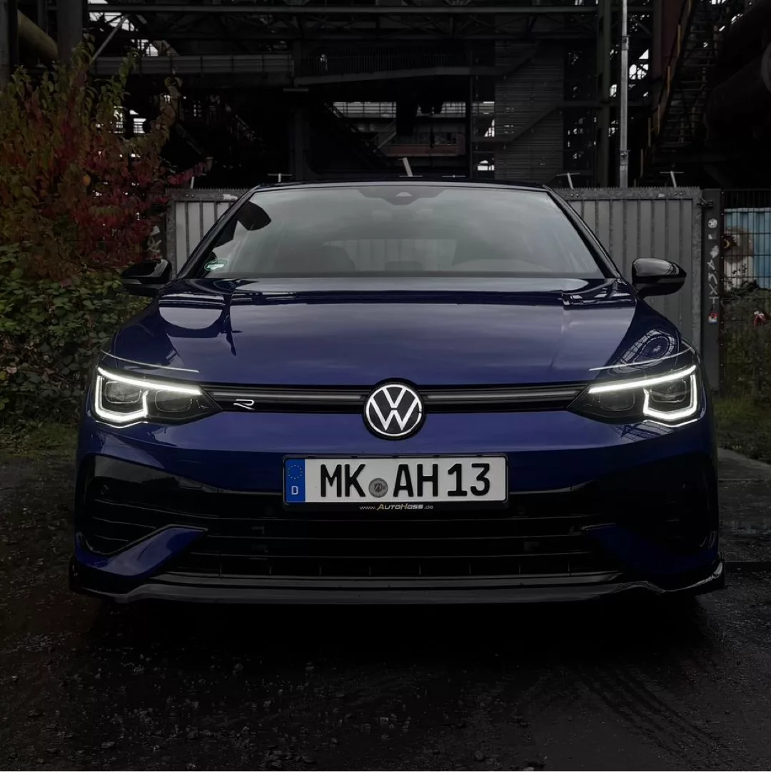 VW GOLF 8 R Performance AKRAPOVIC in Blau Frontansicht mieten
