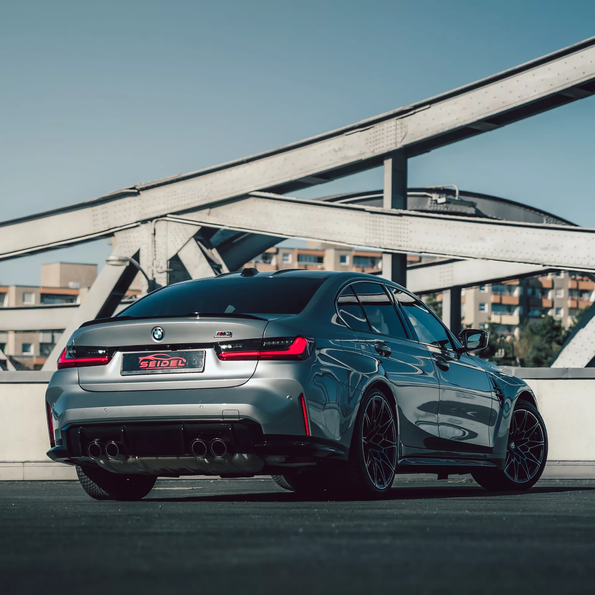 BMW M3 Competition XDrive in Grau von hinten mieten