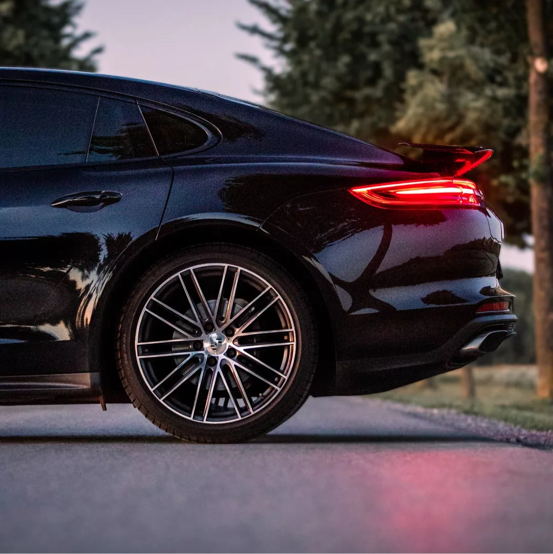 Porsche Panamera 4 in Schwarz von hinten mieten