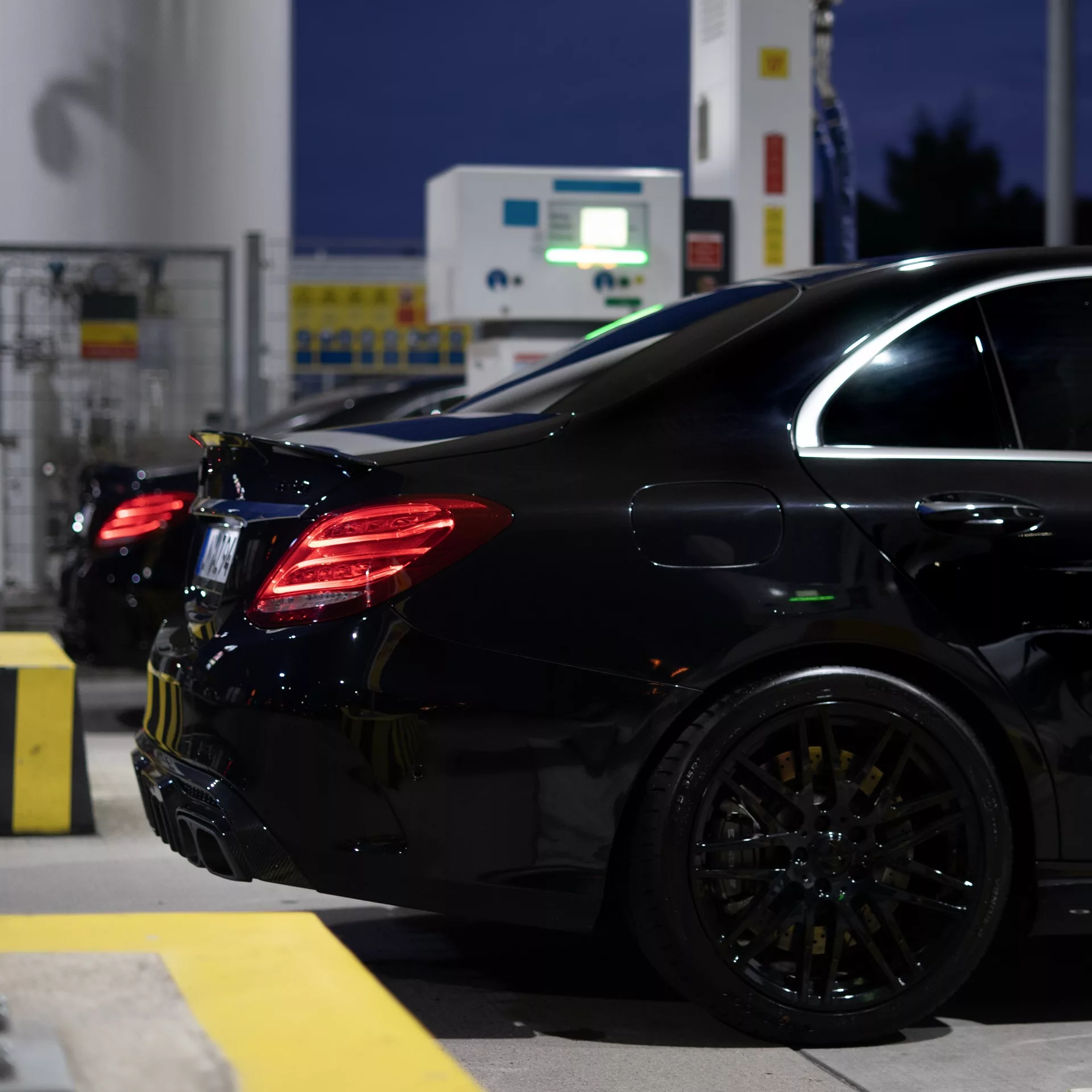 BRABUS B650 in Schwarz an Tankstelle mieten