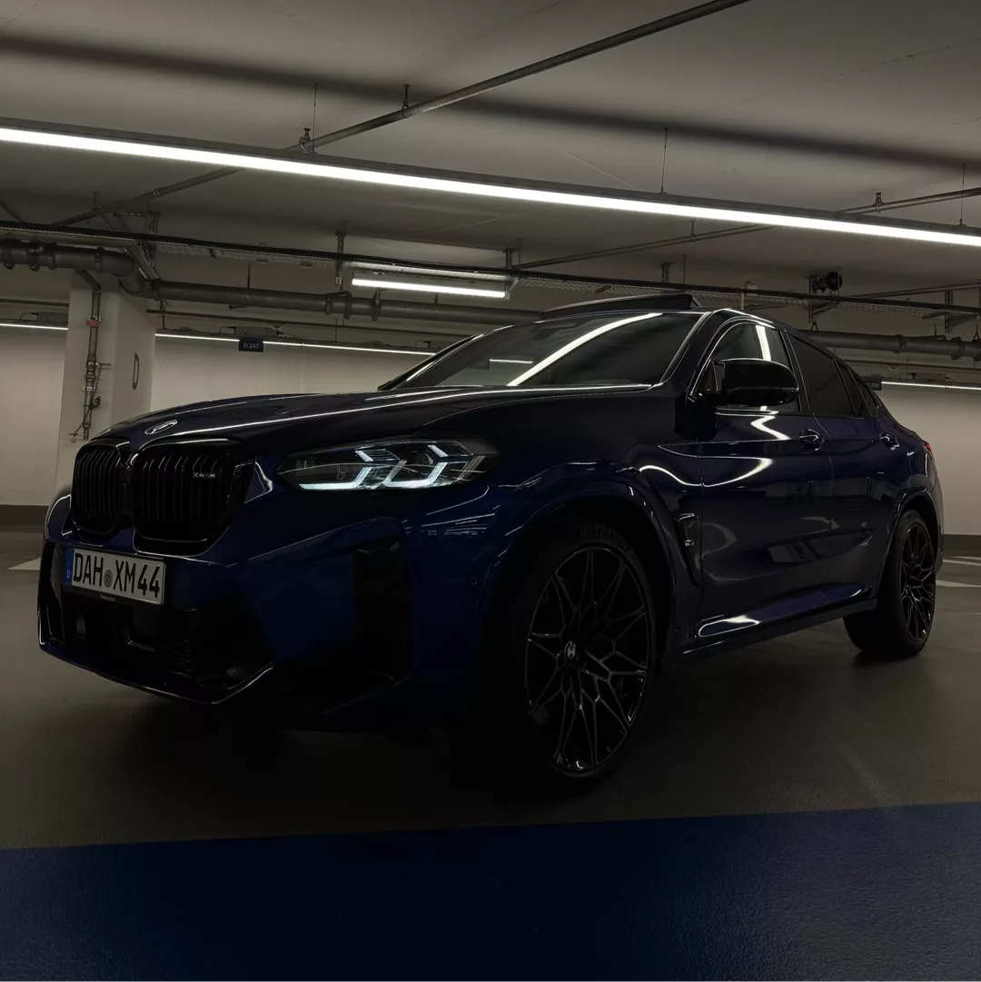 BMW X4 M Competition in Dunkelblau in Tiefgarage mieten
