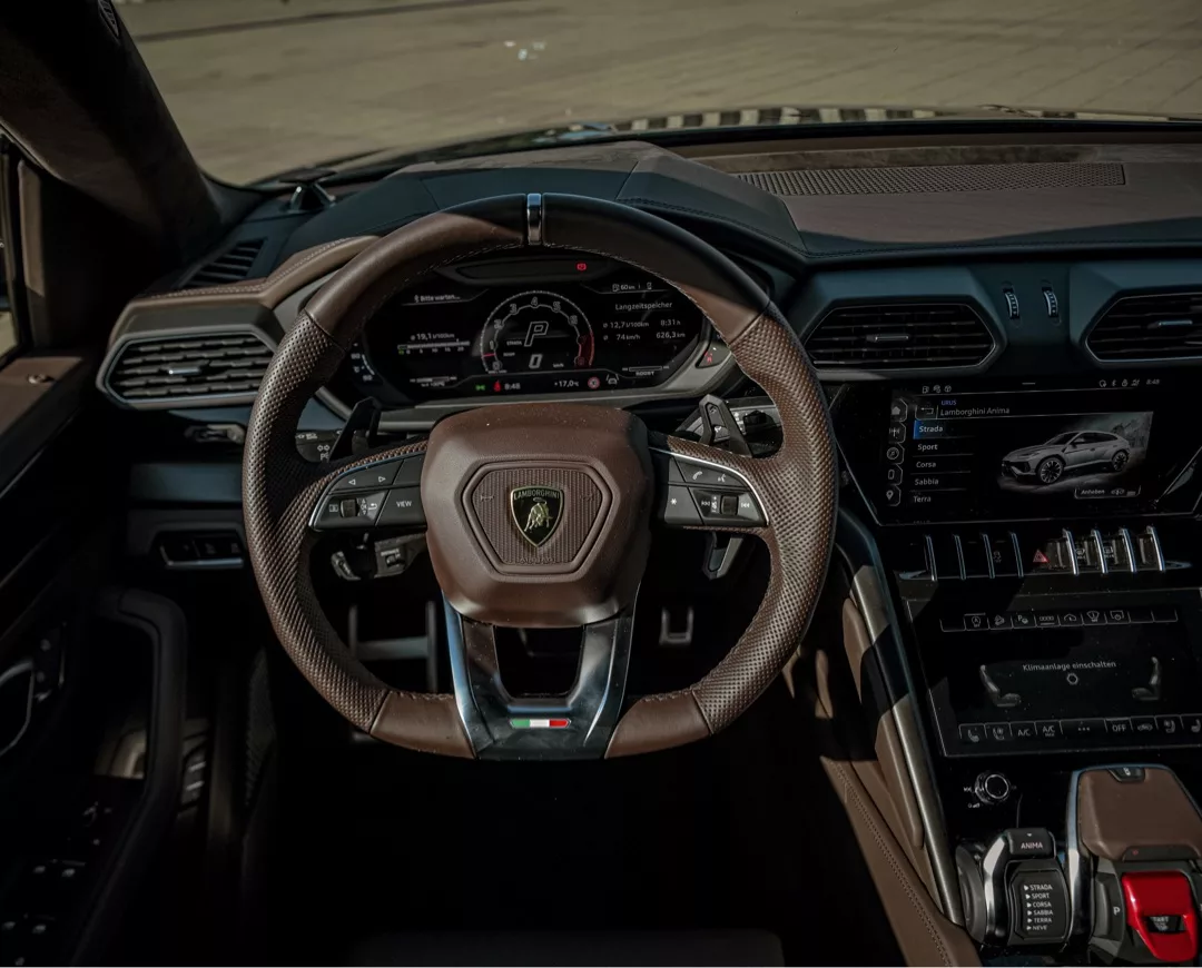 Lamborghini Urus S Innenraum mit braunem Lenkrad mieten