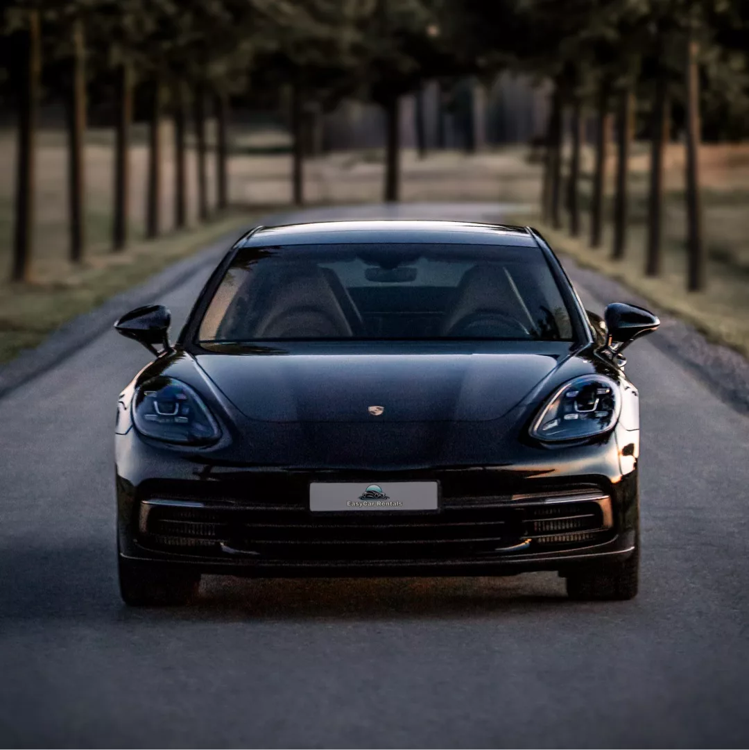 Porsche Panamera 4 in Schwarz Frontansicht mieten.