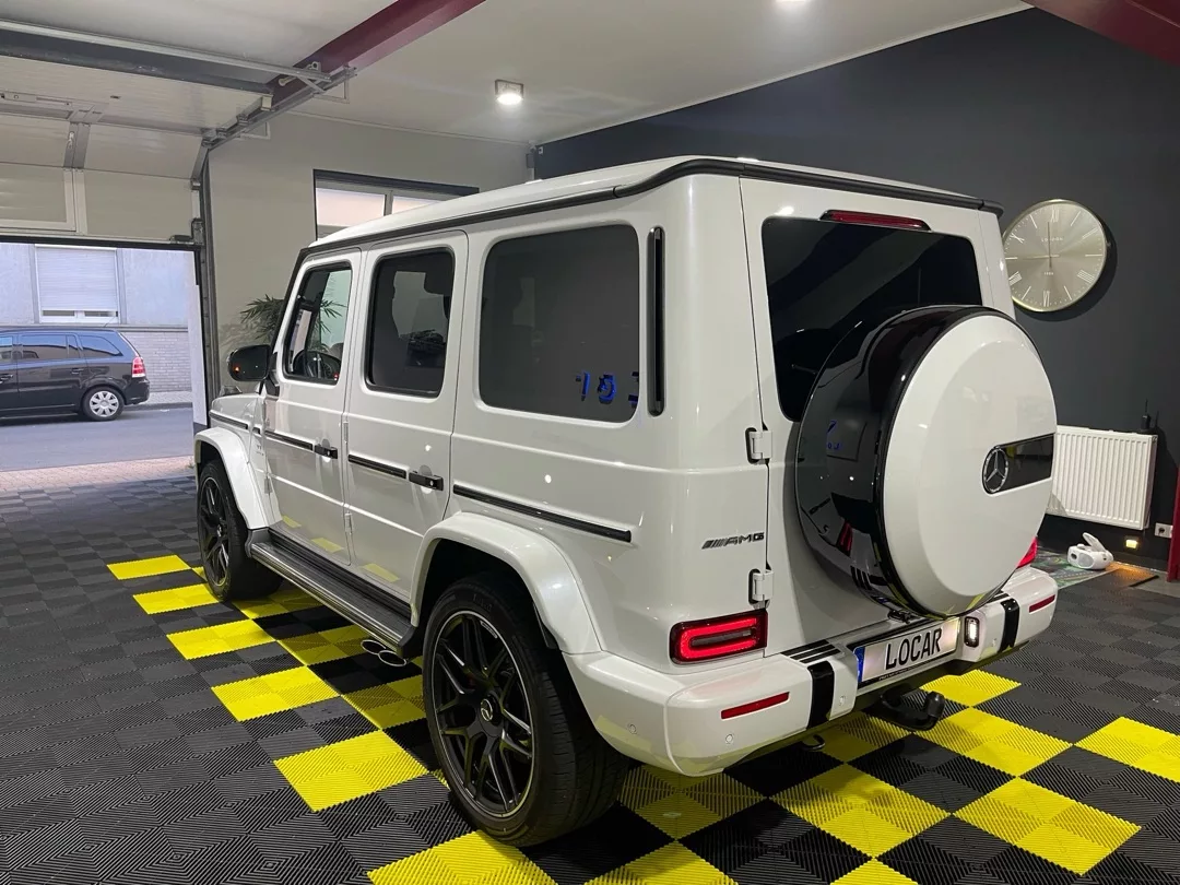 Mercedes Benz G63 AMG in Weiß von hinten mieten.