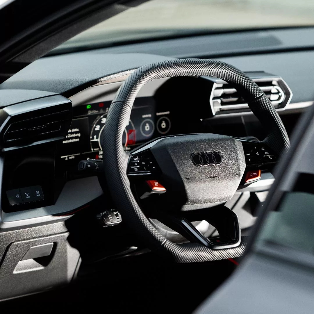 Audi RS3 2025 Innenraum mit Lenkrad und Cockpit mieten
