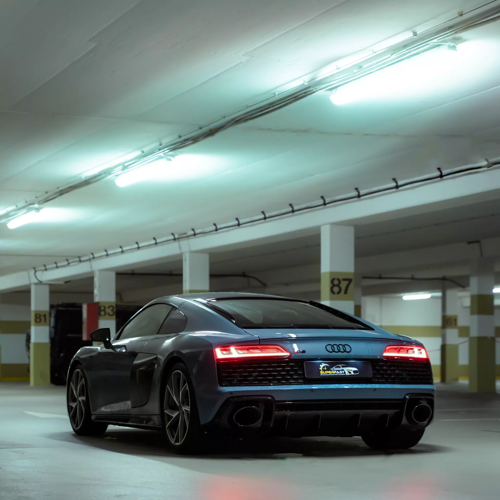Audi R8 V10 Performance Coupe in Blau von hinten mieten
