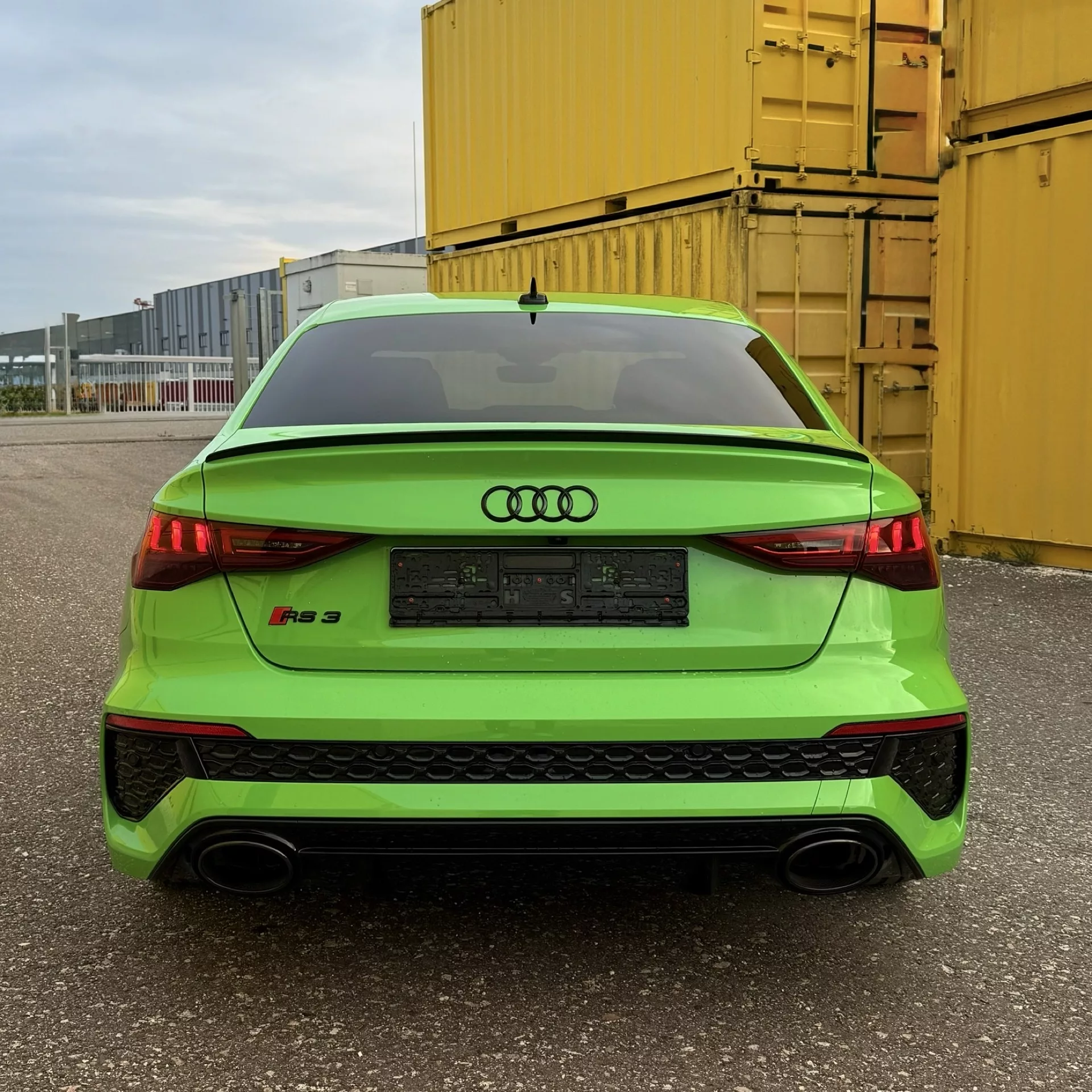 Audi RS3 in Grün von hinten mieten