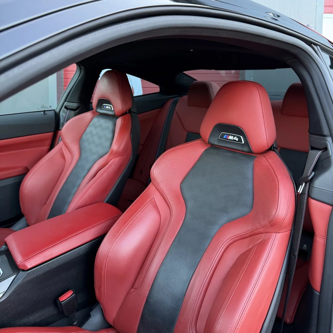 BMW M4 Competition XDrive Innenraum mit roten Ledersitzen mieten
