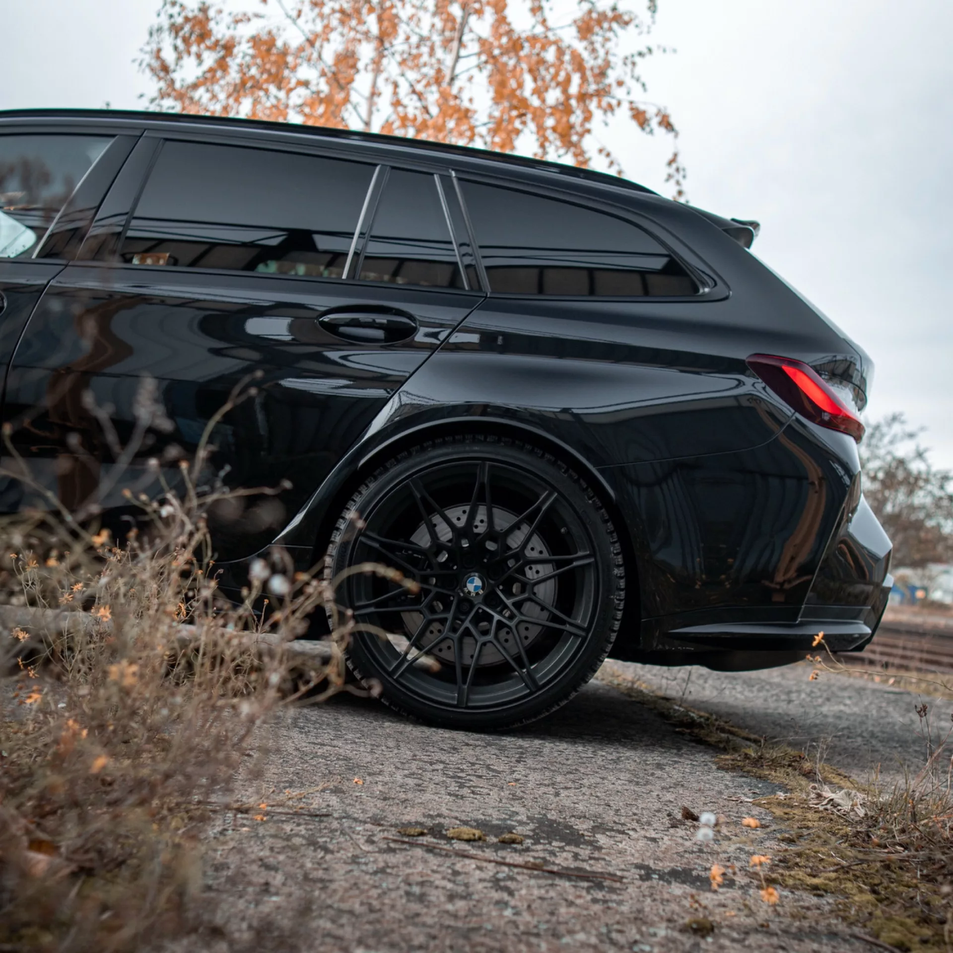 BMW M3 Competition Touring in Schwarz von der Seite mieten