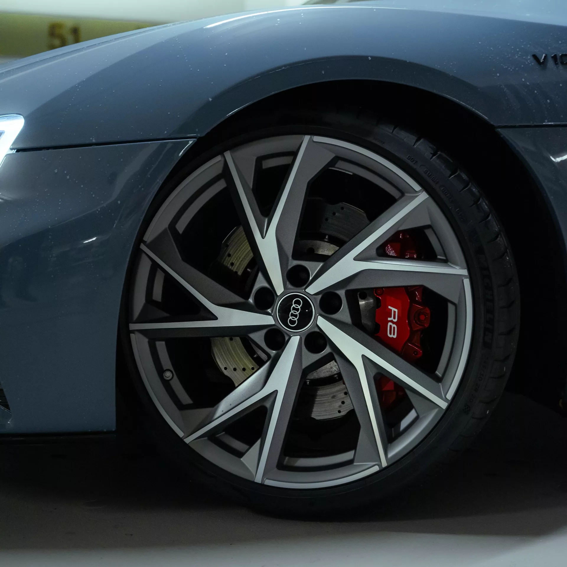 Audi R8 V10 Performance Coupe Detailansicht Rad in Grau mieten.