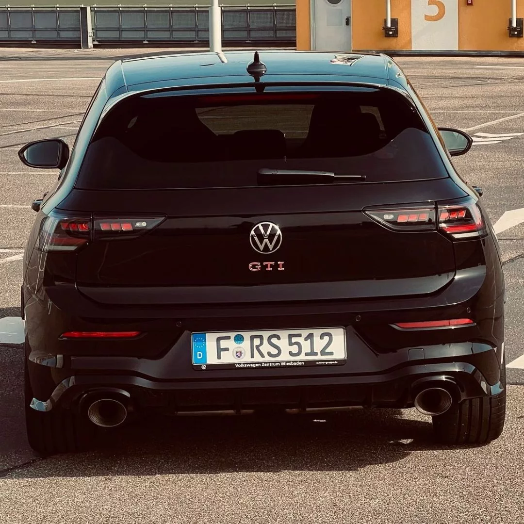VW Golf 8 GTI Clubsport Akrapovic in Schwarz, Heckansicht mieten