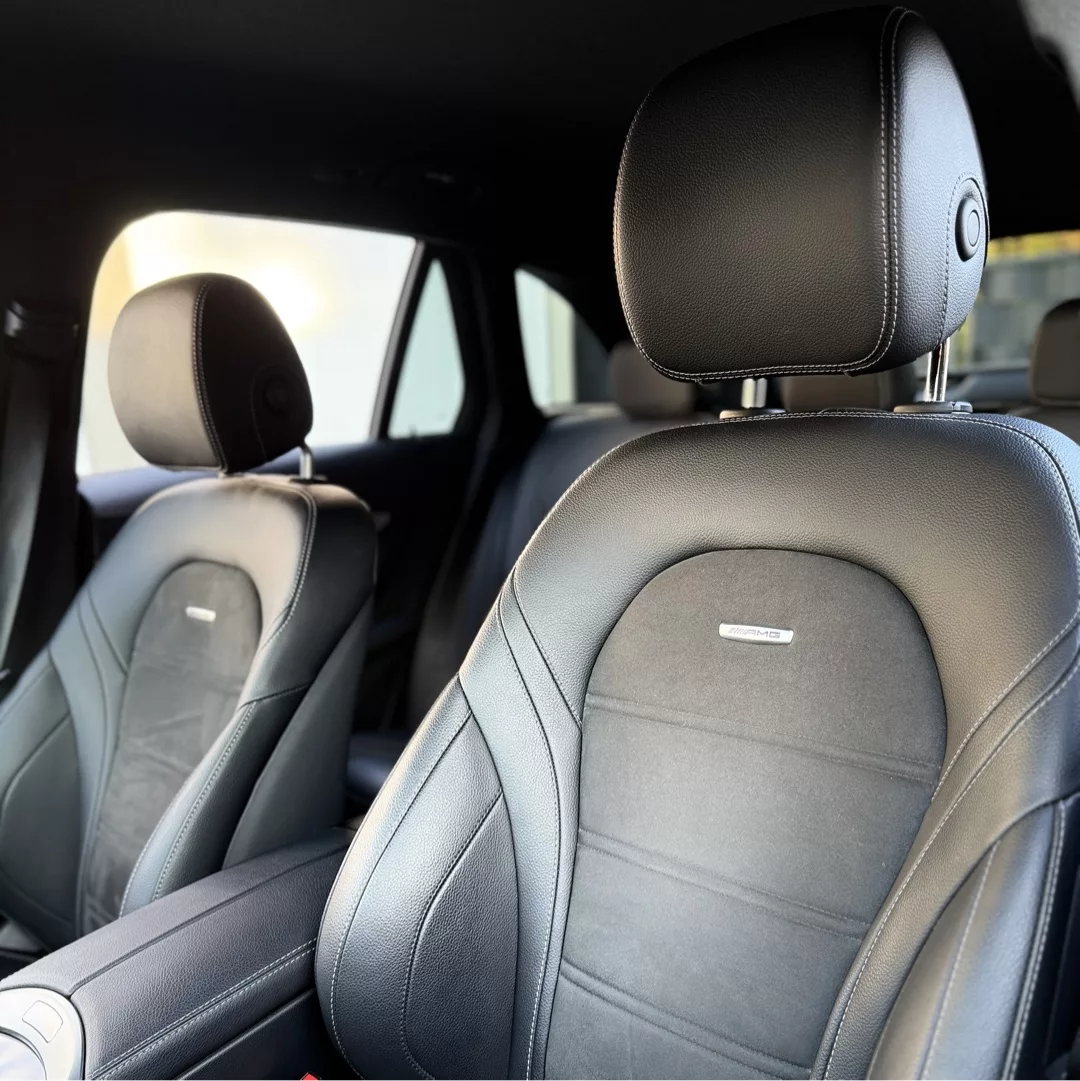 Mercedes-Benz GLC63AMG Facelift Innenraum mit Ledersitzen mieten.