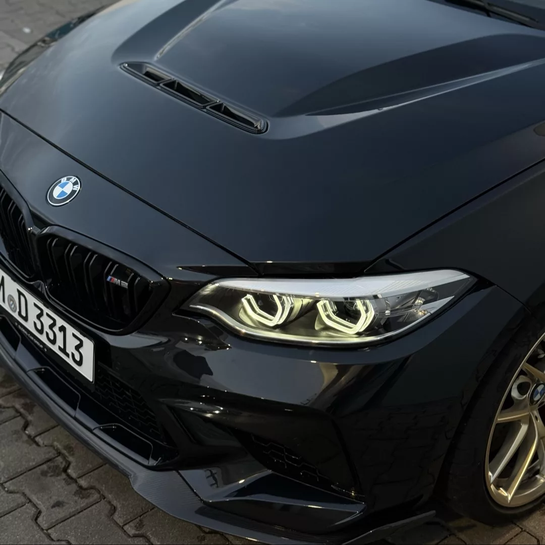 BMW M2 CS Grail in Schwarz Frontansicht mit Scheinwerfern mieten