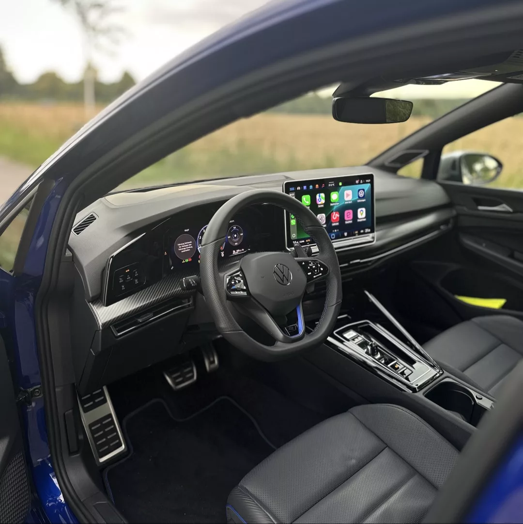 Golf 8R Performance Innenraum mit digitalem Cockpit mieten