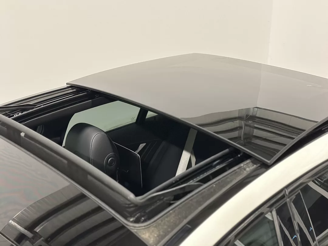 Mercedes-Benz C63 AMG S mit offenem Panoramadach mieten.