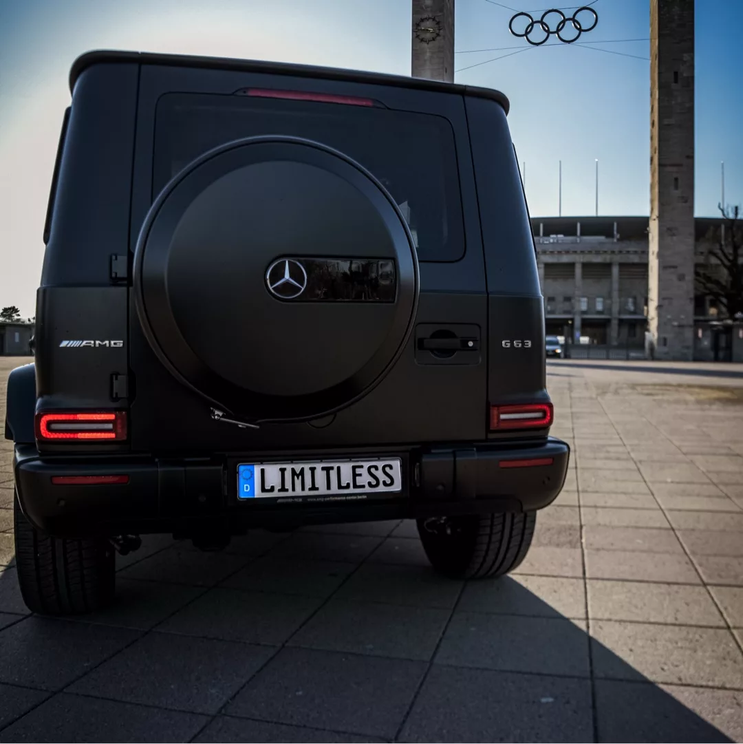 Mercedes-Benz G63 AMG 2024 in Mattschwarz mieten - Heckansicht.