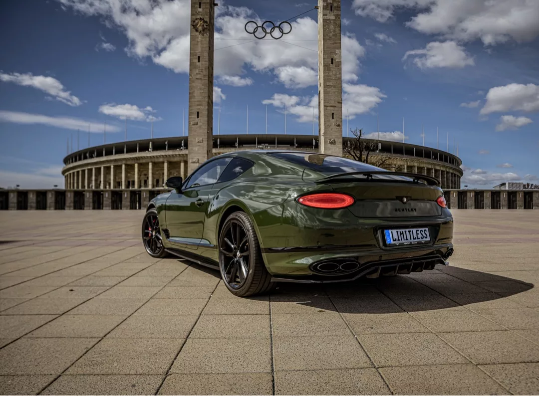 Bentley Continental GT in Grün von hinten vor Stadion mieten.