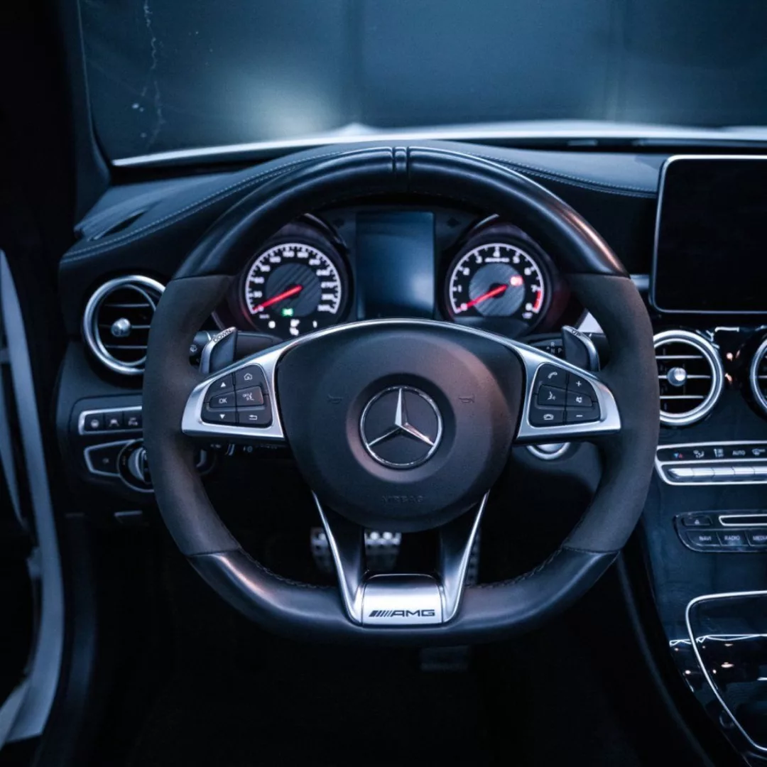Mercedes C63 AMG Cabrio Cockpit mit Lenkrad und Armaturen mieten