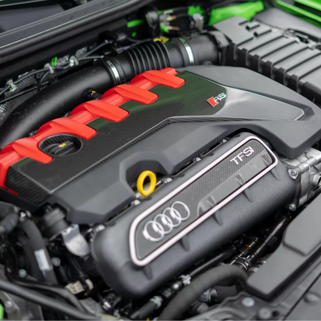 Audi RS3 Performance 8Y Motor mit TFSI-Motorabdeckung mieten