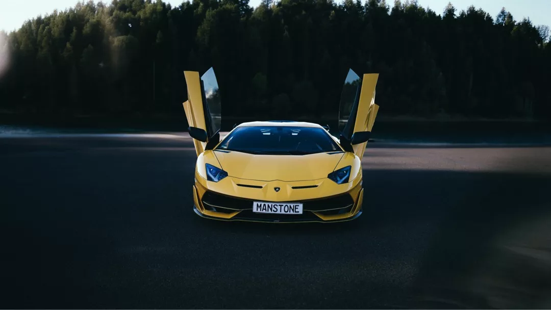 Lamborghini Aventador SVJ Coupé in Gelb Frontansicht mieten