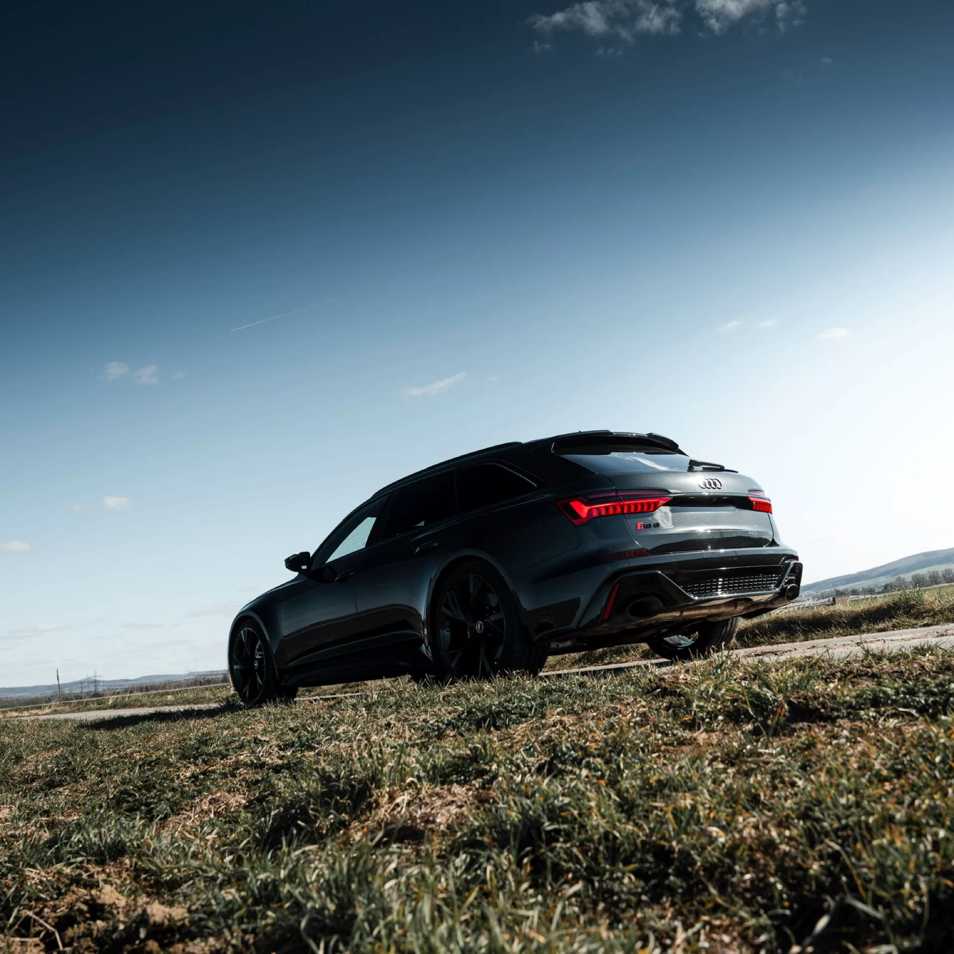 Audi RS6 in Schwarz von hinten mieten.