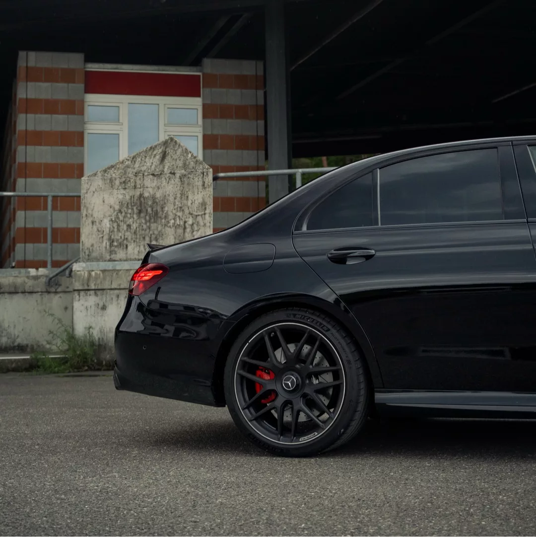 Mercedes AMG E63s in Schwarz mit roten Bremsen, Heckansicht mieten.