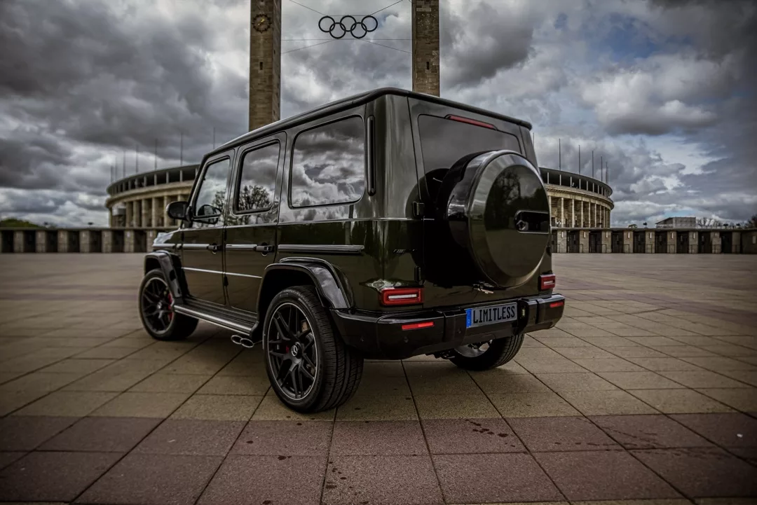 Mercedes-Benz G63 AMG in Olivgrün von hinten mieten.